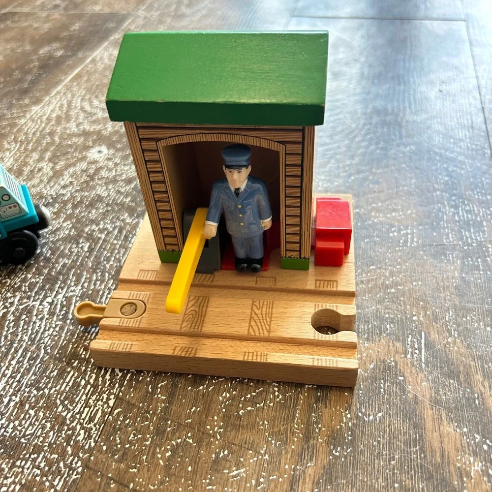 Thomas & Friends Take Along Diecast Trains Spencer Thomas & Wooden Station Lot